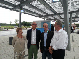 Christian Ude am neuen Busbahnhof (ZOB) in Bad Neustadt. Begrüßt wird er von Bürgermeister Bruno Altrichter und 3. Bürgermeisterin Rita Rösch.