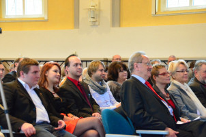 Direkt hinter Ude sitzt Matthias Kihn. Kandidat für den Landtag.