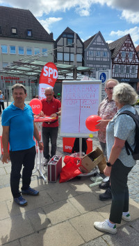 Am 11.07.2025 haben wir auf dem Marktplatz zum Verkehrsversuch in der Innenstadt mit Anwohnern, Gästen und Gewerbetreibenden gesprochen. Ihre Meinungen waren wichtig für die künftigen Entscheidungen.